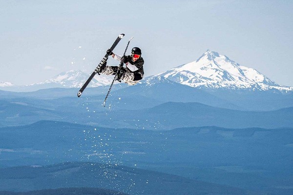 Skiing Skiing